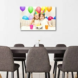 «Именинница и ее подруга в день рождения» в интерьере переговорной комнаты в офисе