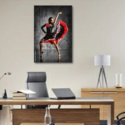 «Танцующая женщина в красно-чёрном развевающемся платье» в интерьере кабинета директора над столом
