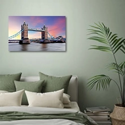 «Англия, Лондон. Тауэрский мост на рассвете» в интерьере современной спальни в зеленых тонах