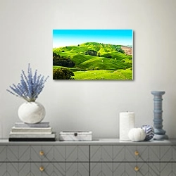 «Зеленые холмы Новой Зеландии» в интерьере современной гостиной с голубыми деталями