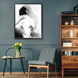 «Negri, Pola» в интерьере гостиной в стиле ретро в серых тонах