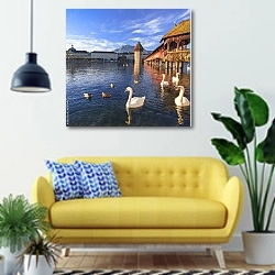 «Швейцария, Люцерн. Лебеди у Капельбрюкке» в интерьере современной гостиной с желтым диваном