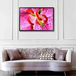 «Pink Aroma» в интерьере гостиной в классическом стиле над диваном