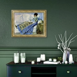 «Мадам Моне на диване» в интерьере прихожей в зеленых тонах над комодом