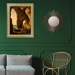 «Вид грота в Сорренто» в интерьере классической гостиной с зеленой стеной над диваном