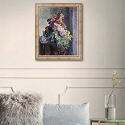 «Interior with Bouquet of Flowers; Interieur au Bouquet de Fleurs,» в интерьере гостиной в классическом стиле над диваном