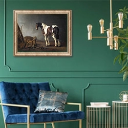 «Лошадь с седлом, лежащим рядом с ней» в интерьере в классическом стиле с зеленой стеной