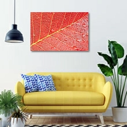 «Красный лист в каплях воды» в интерьере современной гостиной с желтым диваном