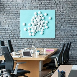 «Горсть белых таблеток на голубом фоне» в интерьере современного офиса с черной кирпичной стеной