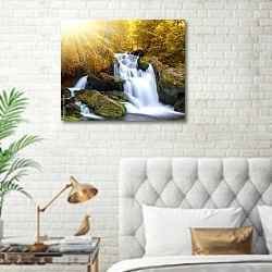 «Чехия. Водопад в парке Шумава №5» в интерьере современной спальни в белом цвете с золотыми деталями