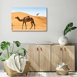 «Два верблюда в пустыне» в интерьере современной комнаты над комодом