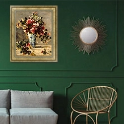 «Розы и жасмин в дельфтской вазе» в интерьере классической гостиной с зеленой стеной над диваном