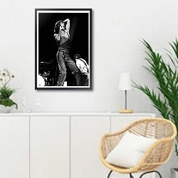 «История в черно-белых фото 541» в интерьере гостиной в скандинавском стиле над комодом