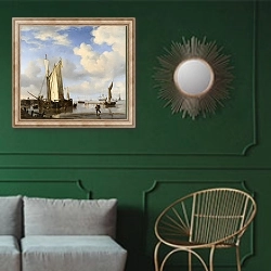 «Голландские корабли у берега и купающиеся люди» в интерьере классической гостиной с зеленой стеной над диваном
