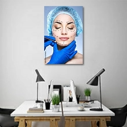 «Пациентка пластического хирурга» в интерьере современного офиса над столами работников