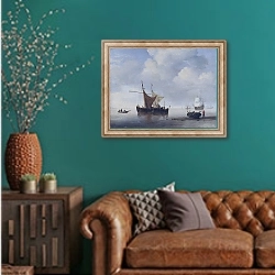 «Штиль - Два голландских корабля» в интерьере гостиной с зеленой стеной над диваном