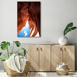 «Кусочек неба с облаком в каньоне» в интерьере современной комнаты над комодом