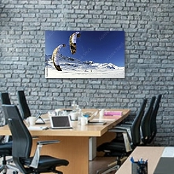 «Сноукайтинг» в интерьере современного офиса с черной кирпичной стеной
