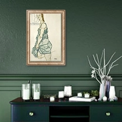 «Standing girl» в интерьере прихожей в зеленых тонах над комодом