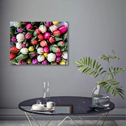 «Букет разноцветных тюльпанов» в интерьере современной гостиной в серых тонах