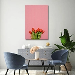 «Букет красных тюльпанов на розовом фоне» в интерьере современной гостиной над комодом