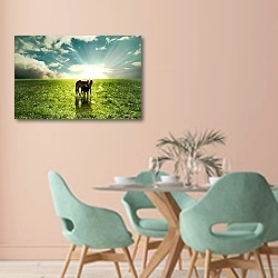 «Лошадь с жеребенком в поле» в интерьере современной столовой в пастельных тонах