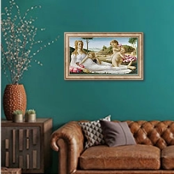 «Аллегория» в интерьере гостиной с зеленой стеной над диваном