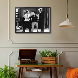 «Marx Brothers (Horse Feathers) 2» в интерьере комнаты в стиле ретро с проигрывателем виниловых пластинок
