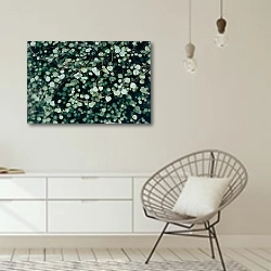 «Ветки с мелкими круглыми листьями» в интерьере белой комнаты в скандинавском стиле над комодом