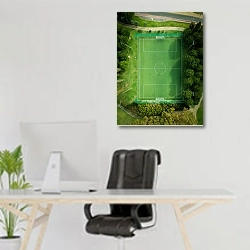 «Футбольное поле» в интерьере офиса над рабочим местом