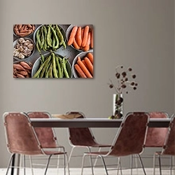 «Лук, чеснок, горох и морковь» в интерьере столовой с серыми стенами