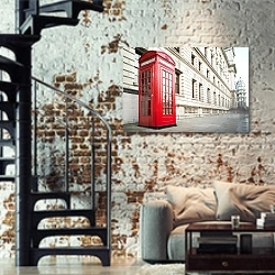 «Англия, Лондон. Одинокая красная телефонная будка» в интерьере двухярусной гостиной в стиле лофт с кирпичной стеной