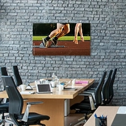 «Старт спринтера» в интерьере современного офиса с черной кирпичной стеной