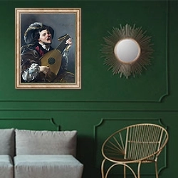 «Мужчина, играющий на лютне» в интерьере классической гостиной с зеленой стеной над диваном