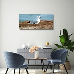«Белая чайка на фоне моря» в интерьере современной гостиной над комодом