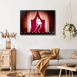 «Natalie Wood» в интерьере гостиной в стиле ретро над диваном