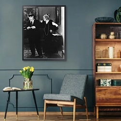 «Laurel & Hardy (Twice Two) 2» в интерьере гостиной в стиле ретро в серых тонах