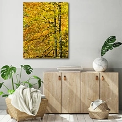 «Золотые осенние деревья» в интерьере современной комнаты над комодом