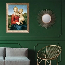 «Малая Мадонна Каупера» в интерьере классической гостиной с зеленой стеной над диваном