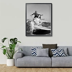 «История в черно-белых фото 980» в интерьере гостиной в скандинавском стиле с серым диваном