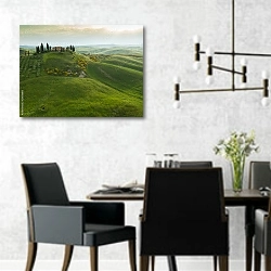 «Холмы Тосканы, Италия» в интерьере современной столовой с черными креслами