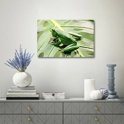«Зеленая лягушка на дырявом листке» в интерьере современной гостиной с голубыми деталями