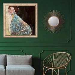 «Portrait of a Lady in White, 1917» в интерьере классической гостиной с зеленой стеной над диваном