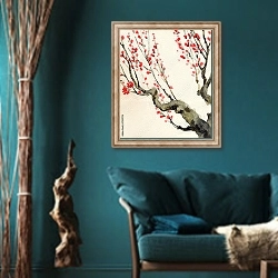 «Красные цветы на ветвях деревьев» в интерьере зеленой гостиной в этническом стиле над диваном