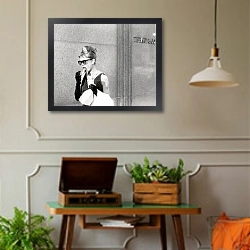 «Хепберн Одри 133» в интерьере комнаты в стиле ретро с проигрывателем виниловых пластинок