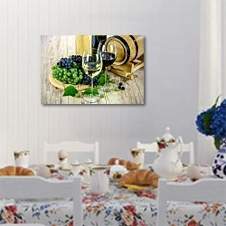 «Бокалы с красным и белым вино и виноград» в интерьере кухни в стиле прованс над столом с завтраком