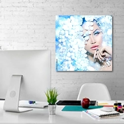 «Девушка-зима 2» в интерьере светлого офиса с кирпичными стенами
