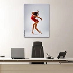 «Балерина перед прыжком» в интерьере кабинета директора над офисным креслом
