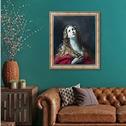 «Святая Мария Магдалена» в интерьере гостиной с зеленой стеной над диваном