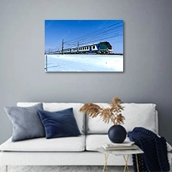 «Поезд на зимней железной дороге» в интерьере современной гостиной в синих тонах